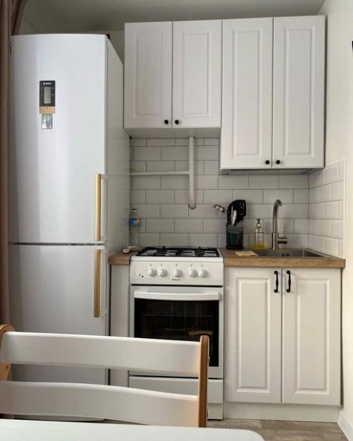 Очень симпатичный и современны ремонт на аленькой кухне. 06