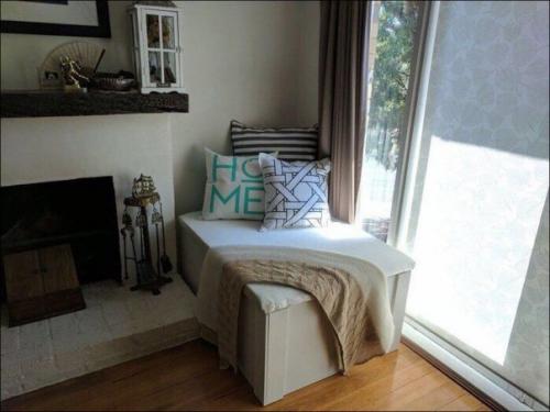 Кто бы мог подумать, что под этим пуфиком скрывается целая тайная комната для культурного времяпрепровождения.