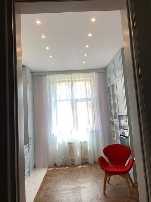 Купила вот такие занавески с тюлью, а парень сказал, что теперь наша квартира стала похожа на морг. 03