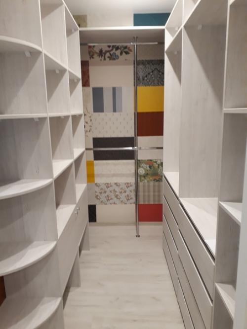 Это моя гардеробная, которой любезно порадовал меня муж к моему дню рождения. 02