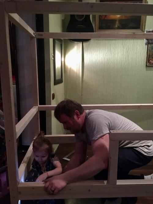 Папа своими руками для дочки кроватку собрал. 01