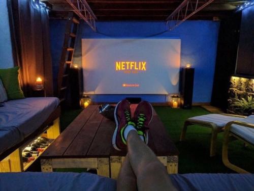 Кто бы мог подумать, что под этим пуфиком скрывается целая тайная комната для культурного времяпрепровождения. 02