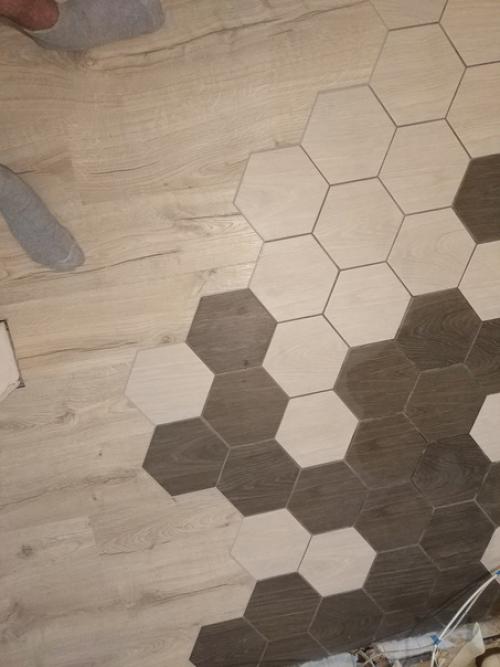 Вот такой интересный переход в плитки сделали своими руками. 03