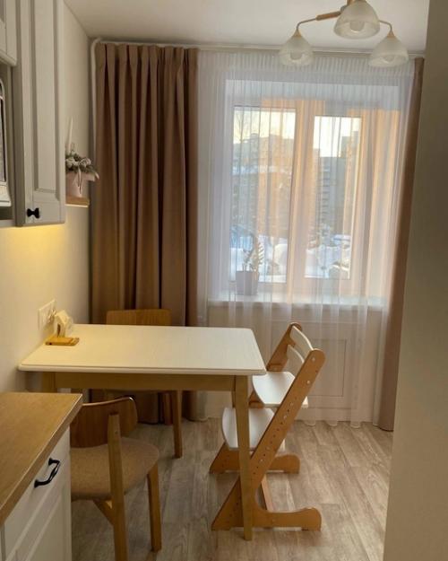 Очень симпатичный и современны ремонт на аленькой кухне. 01