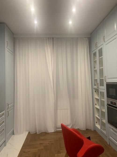 Купила вот такие занавески с тюлью, а парень сказал, что теперь наша квартира стала похожа на морг. 01