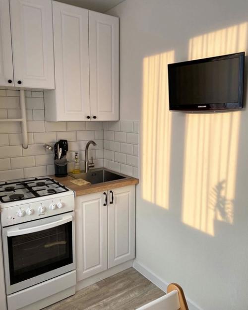 Очень симпатичный и современны ремонт на аленькой кухне. 02