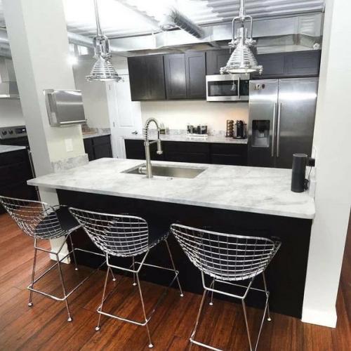 Семейная пара давно мечтала о собственном доме, но чтобы осуществить такую мечту, нужны большие средства.