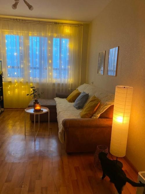 Заезжали в полностью пустую однушку, сами купили мебель и обустроили всё. 01