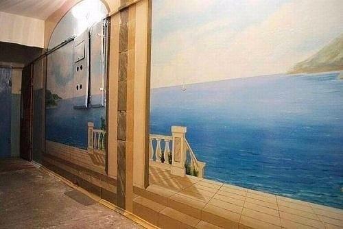 Мужчина наш подъезд в сказку превратил. 03