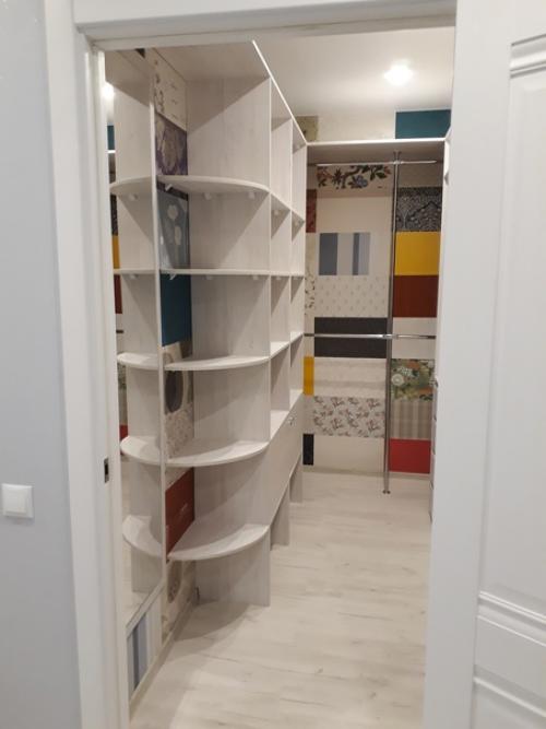 Это моя гардеробная, которой любезно порадовал меня муж к моему дню рождения.