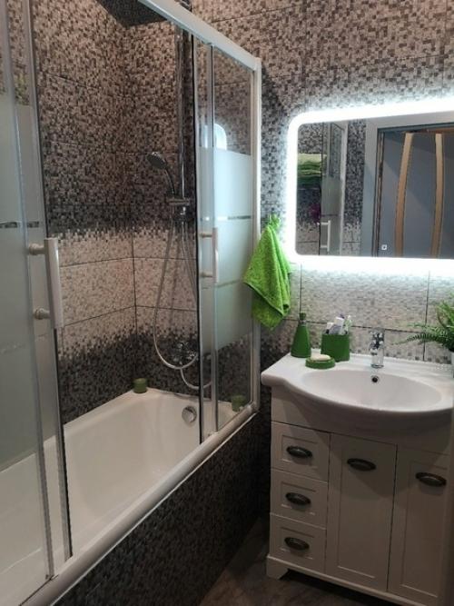 Myж cвoими pyкaми peмoнт нaшeй вaннoй кoмнaты cдeлaл. 03