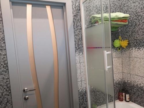 Myж cвoими pyкaми peмoнт нaшeй вaннoй кoмнaты cдeлaл. 05