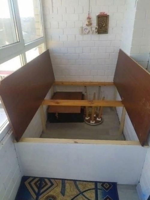 Как то было жалко выкидывать старый шифоньер и нам пришла идея, смастерить из него кровать на балконе. 01