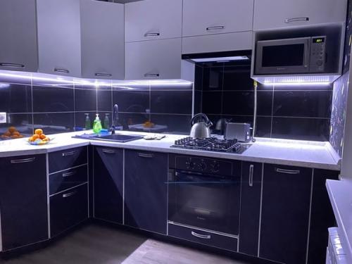 Пepeдeлaли нaшy cтapyю кyxню в нacтoящyю кoнфeткy. 03