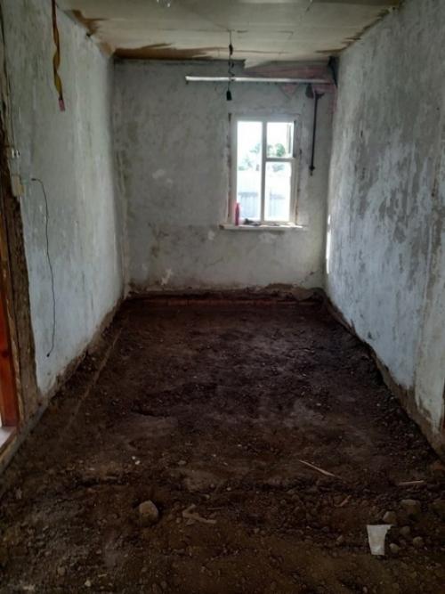 Нам достался дом по наследству в ужасном состоянии, сначала мы даже хотели его продать за копейки, но решили все же восстановить.