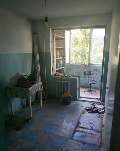 Вот немножко расширили кухню, когда делали ремонт.