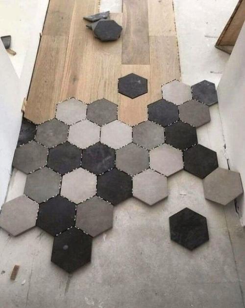 Несколько кадров о том, как я делал полы в коридоре, решили объединить плитку с ламинатом.