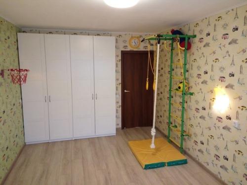 Хочу показать, какое решение мы применили в комнате наших детей. 09