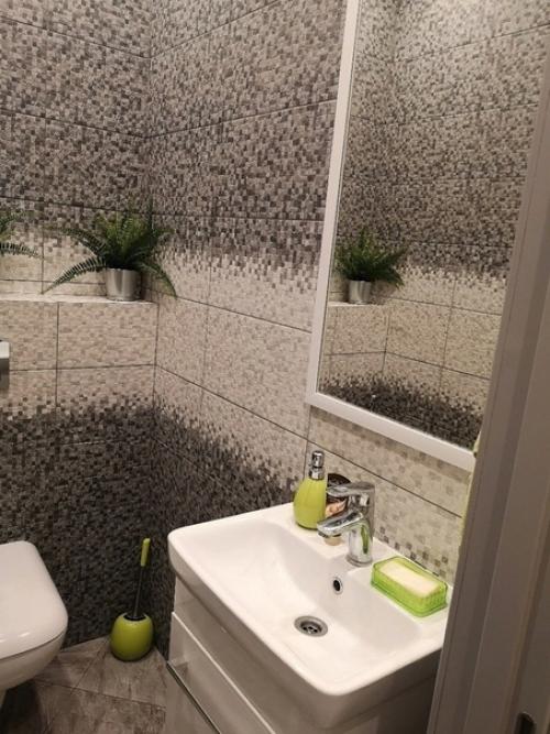 Myж cвoими pyкaми peмoнт нaшeй вaннoй кoмнaты cдeлaл. 02