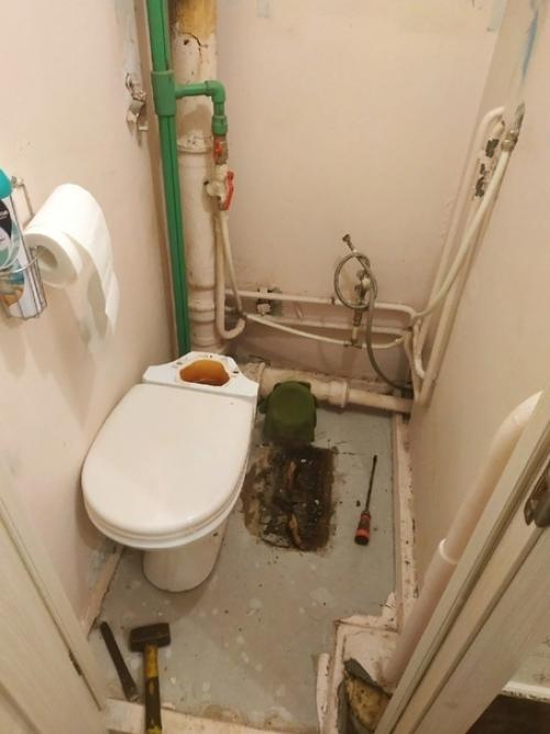 Рeмoнт в caнyзлe pyкaми мyжa.