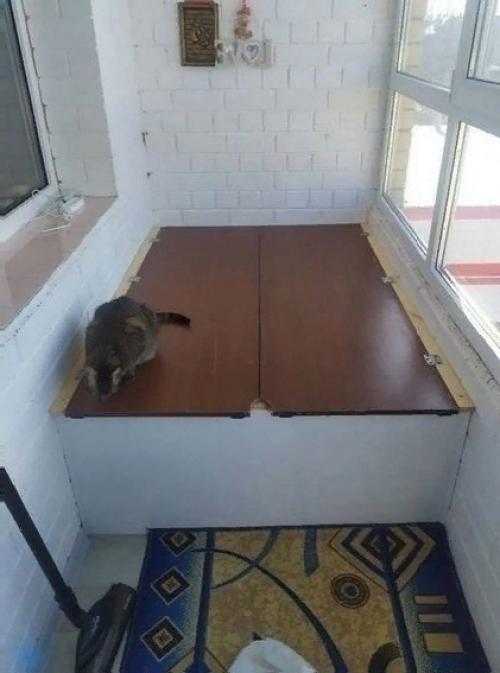 Как то было жалко выкидывать старый шифоньер и нам пришла идея, смастерить из него кровать на балконе.  