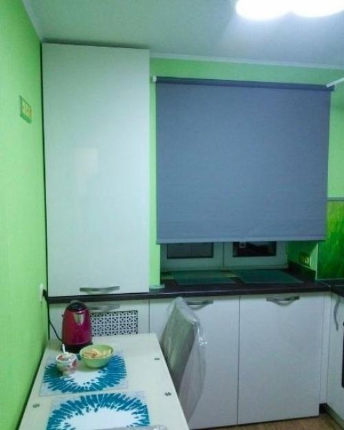 Кухня у нас и без того маленькая, чтобы туда ставить полноценный холодильник.