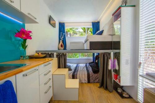 Удивительно, что женщина живет в грузовом контейнере, площадью 10 квадратных метров. 01