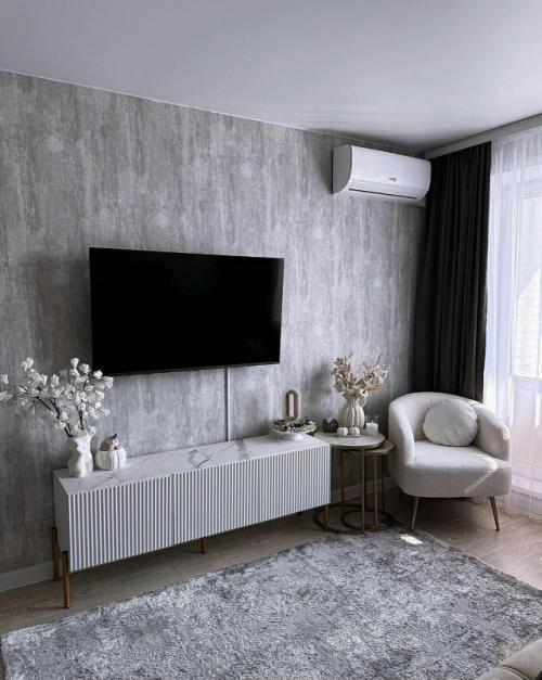 Очень красиво.  Но меня всегда интересует, где в таких квартирах хранится куча барахла. 08