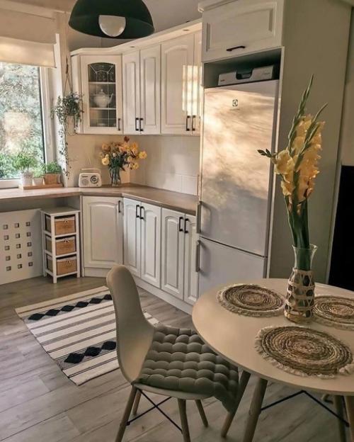 Великолепный ремонт в квартире с множеством мелких элементов декора, и это тот случай. 02