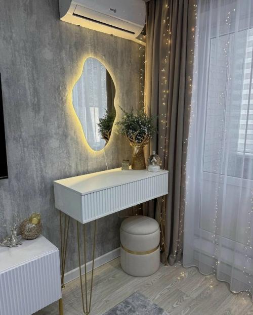 Очень красиво.  Но меня всегда интересует, где в таких квартирах хранится куча барахла. 01