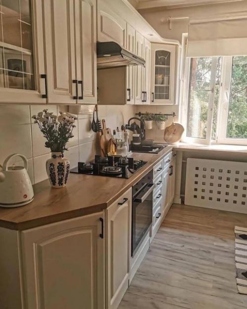 Великолепный ремонт в квартире с множеством мелких элементов декора, и это тот случай. 01