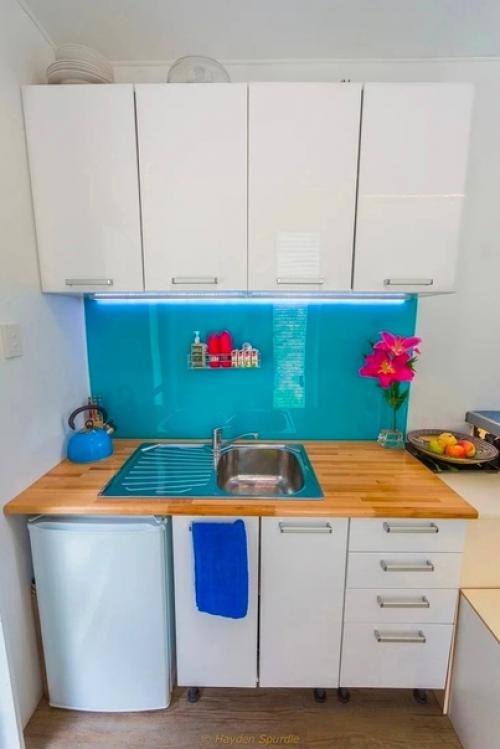 Удивительно, что женщина живет в грузовом контейнере, площадью 10 квадратных метров. 03