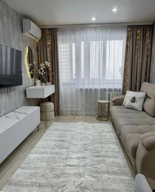 Очень красиво.  Но меня всегда интересует, где в таких квартирах хранится куча барахла.