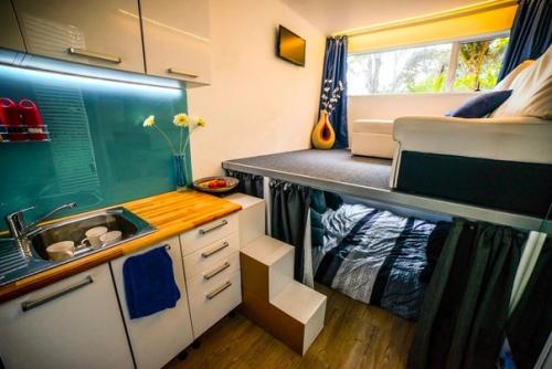 Удивительно, что женщина живет в грузовом контейнере, площадью 10 квадратных метров. 06