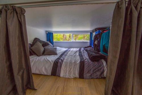 Удивительно, что женщина живет в грузовом контейнере, площадью 10 квадратных метров. 05