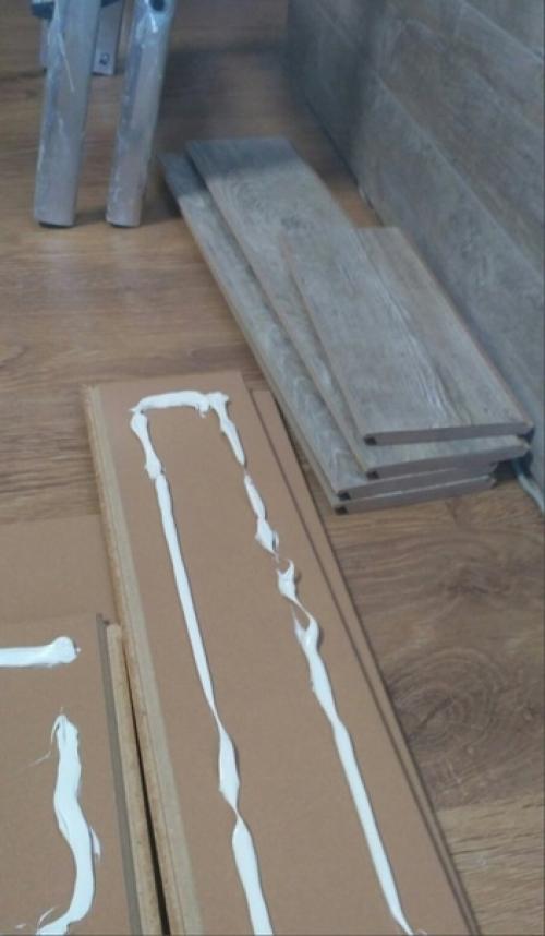 Я так подумал, а почему собственно ламинат нужно использовать только для полов, ведь это еще и хороший материал для отделки стен. 03