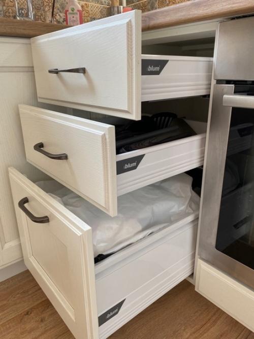 Выбирали дизайн кухни вдвоём с мужем, без дизайнеров, и очень довольны результатом. 04