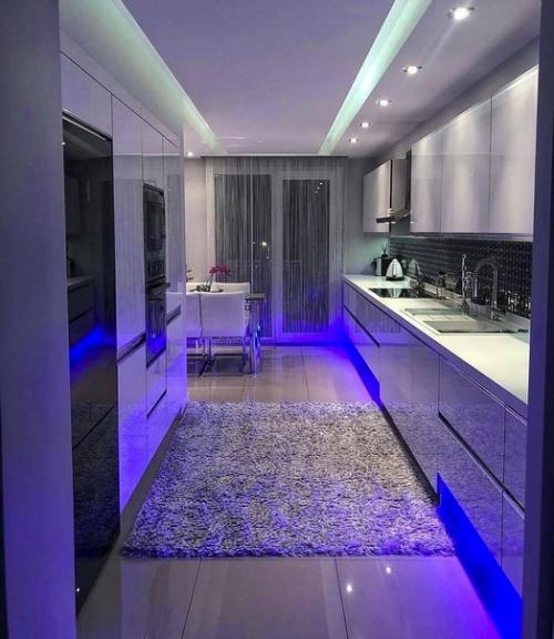 Шикарный ремонт на кухне с великолепной синей подсветкой.