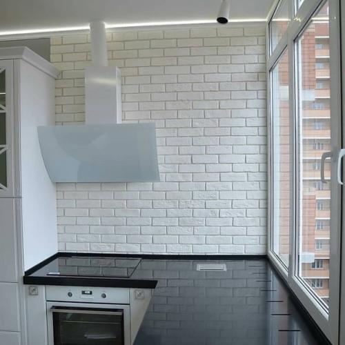 Мы отказались от навесных шкафчиков и вместо них поставили стенку из больших шкафов. 04