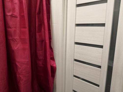 Это дизайн моего санузла, отделка черно белая с красным. 07