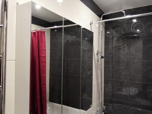 Это дизайн моего санузла, отделка черно белая с красным. 03