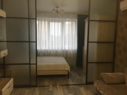 В принципе комната у нас была и так норм, но пустая. 06