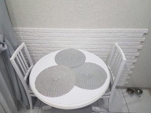 Вот вам наш пример, как обставить небольшую кухню. 01