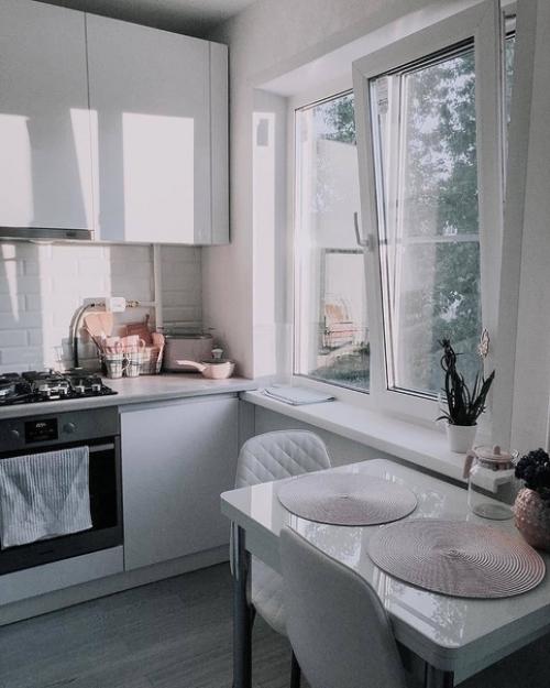 Самая идеальная кухня в хрущевке, очень светло и всё есть.