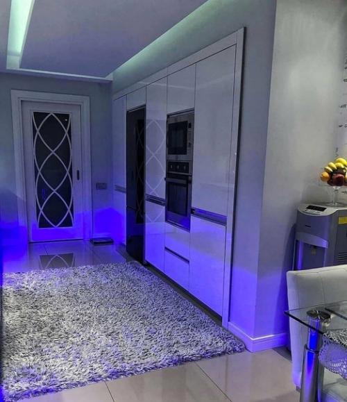 Шикарный ремонт на кухне с великолепной синей подсветкой. 02