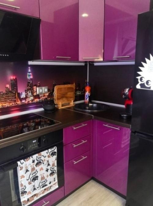 Жена очень хотела яркую кухню, так как все остальные комнаты у нас тусклые и нежные. 02