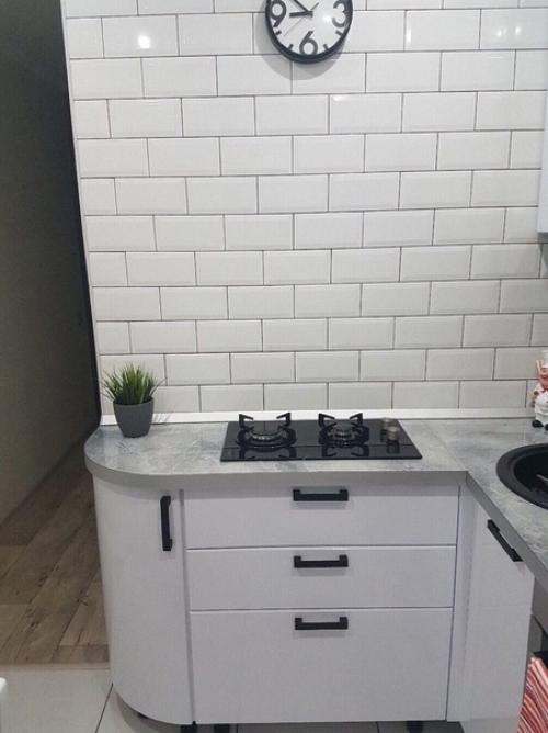 Вот вам наш пример, как обставить небольшую кухню. 03