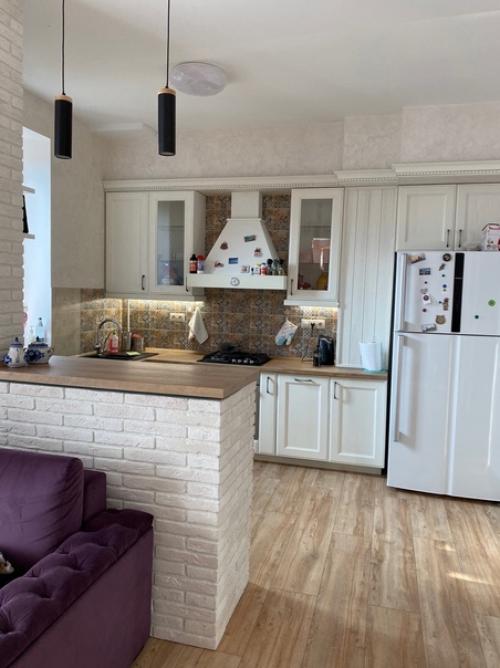 Выбирали дизайн кухни вдвоём с мужем, без дизайнеров, и очень довольны результатом. 01