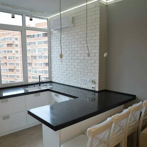 Мы отказались от навесных шкафчиков и вместо них поставили стенку из больших шкафов. 02