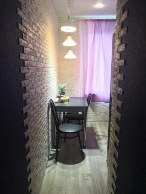 Жена очень хотела яркую кухню, так как все остальные комнаты у нас тусклые и нежные.